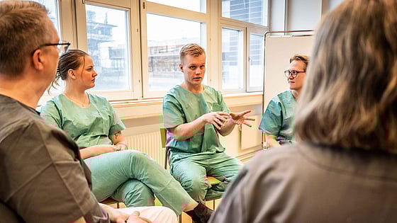 Studenter som samtalar tillsammans med lärare. Foto: Jenny Frejing