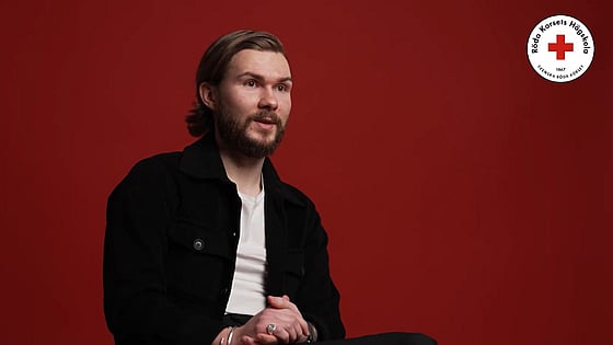 Joachim Fast, student vid Röda Korsets Högskola intervjuas. Foto: RKH