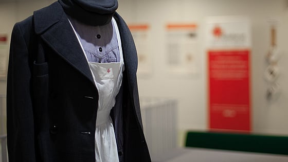 Äldre variant av sjuksköterskeuniform. Foto: Jenny Frejing