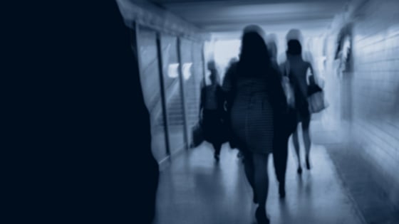 Bild av mörk siluett och en kivnna.