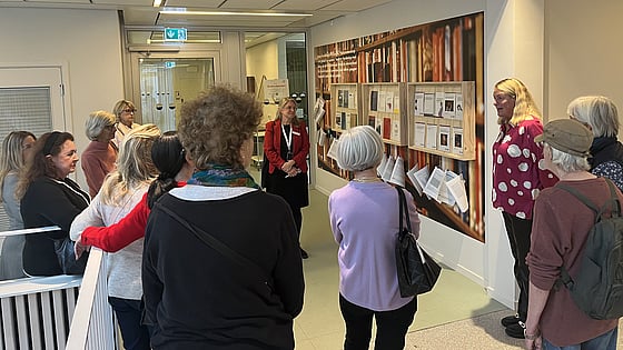 Kommunikationsansvarig Helene Komlos Grill och Rektor Susanne Georgsson visar utställningen vid Röda Korsets Högskola. Foto: RKH