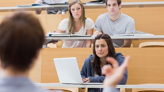 Student som lyssnar på en föreläsare