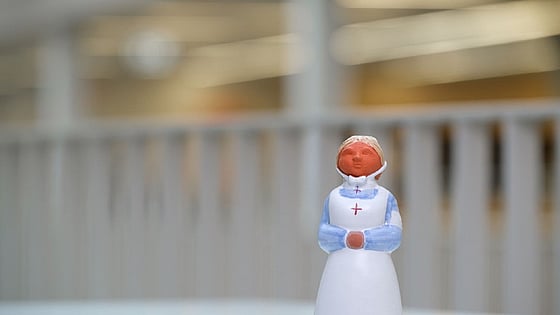 Porslinsfigur föreställande en sjuksköterska. Foto: RKH