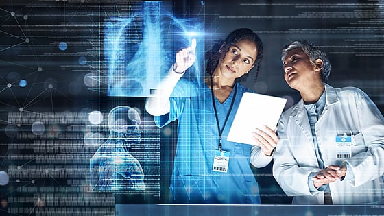 sjuksköterska och läkare kollar på en röntgenbild i 3D. Foto: Mostphotos