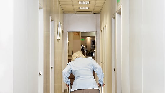 Äldre dam som går med rullator. Foto: Mostphotos