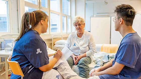 Sjuksköterskestudenter som samtalar med en patient. Foto: Jenny Frejing