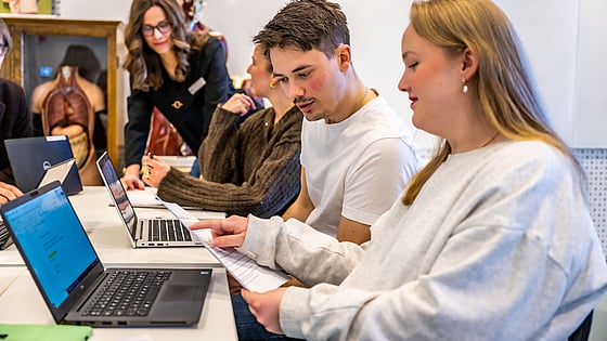 Studenter som sitter i klassrum. Foto: Jenny Frejing