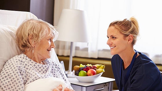 Sjuksköterska som pratar med en student