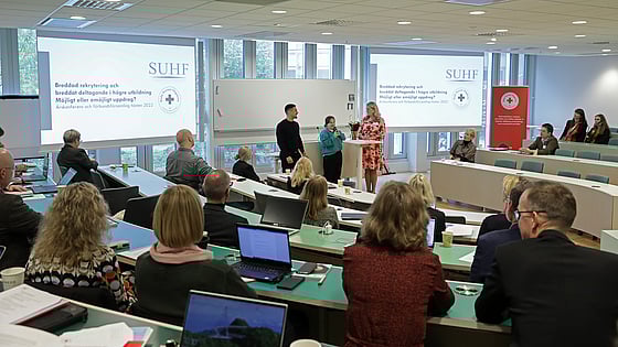Sjuksköterskestudenterna Mojje och Marlene intervjuas av Susanne Georgsson, rektor vid Röda Korsets Högskola. Foto: Sören Andersson
