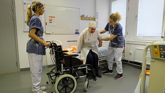 Studenter som hjälper en äldre patient. Foto: Sören Andersson