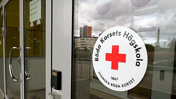 Entré till Röda Korsets Högskola. Foto: Jenny Frejing