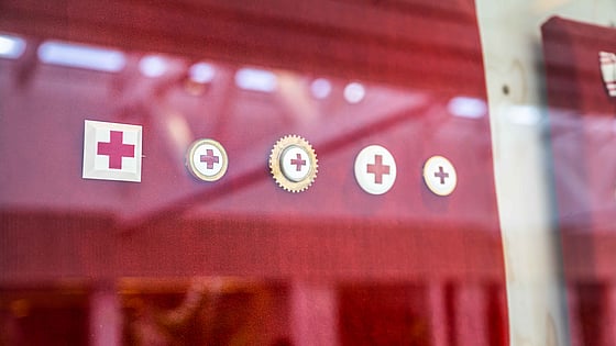 Sjuksköterskebroscher från Röda Korsets Högskola. Foto: Jenny Frejing