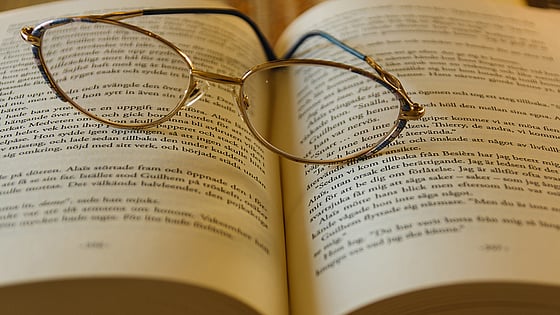 bild på en bok med glasögon ovanpå. Foto: Mostphotos