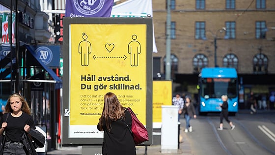 Bild från en gata i Sverige under covid-19 pandemin med uppmaning om att hålla avstånd. Foto: Mostphotos.