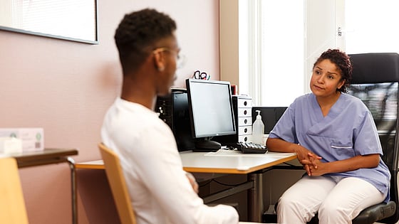 sjuksköterska som pratar med en patient. Foto:Mostphotos