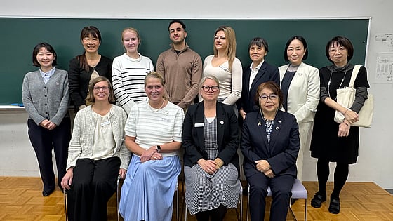 Med Japanese Red Cross College i Tokyo.