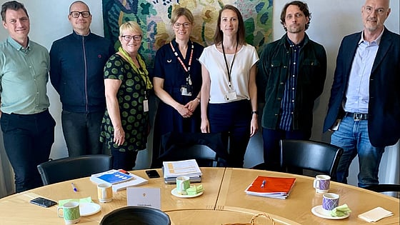 Representanter för Socialdepartementet, Socialstyrelsen, Sveriges Kommuner och Regioner, Region Skåne och Svenska Röda Korset vid rundabordsamtalet om Region Skånes projekt kring kompetensutveckling om tortyr.