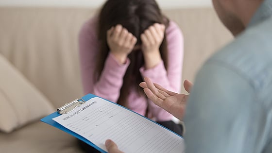 Psykolog som pratar med en kvinna. Foto:Mostphotos