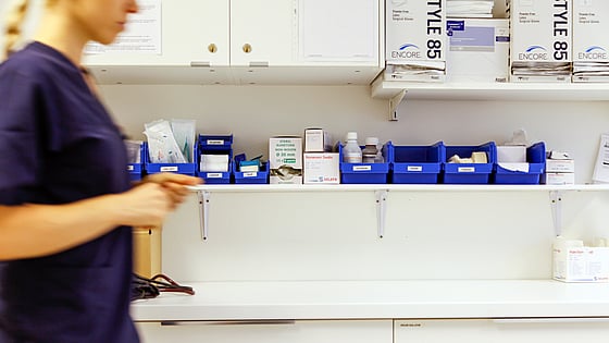 Sjuksköterska under arbetspass.