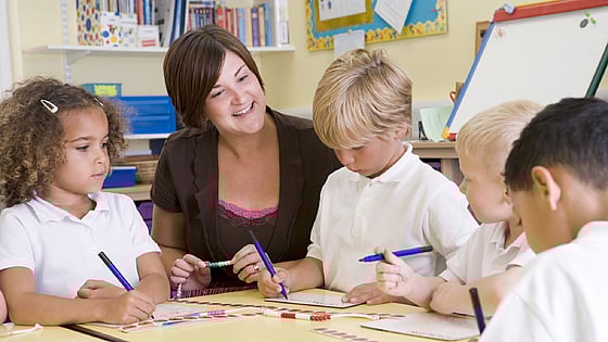 skolbarn med sin lärare. Foto:Mostphotos