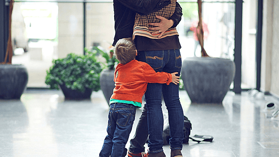 Barn som kramar sina föräldrar. Foto: Petter Johansson