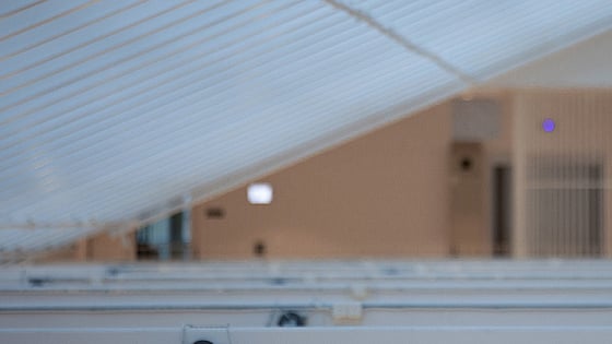 Bild av tak i Röda Korsets Högskolas lokaler.