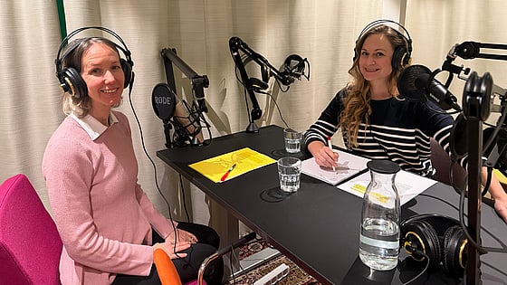 Catarina Nahlén Bose, lektor och forskare vid Röda Korsets Högskola tillsammans med Frida Johansson Metso, samordnare vid kompetenscentret. Foto: RKH