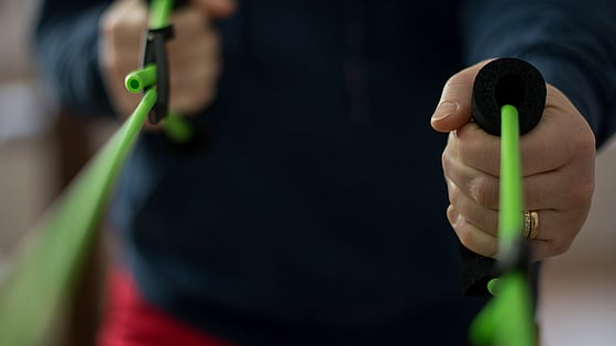 Person som tränar med gummiband. Foto: Marie Sparreus/Röda Korset