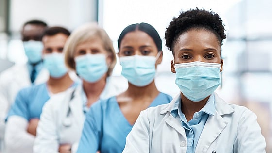 sjuksköterskor med munskydd som arbetar under pandemin. Foto: Mostphotos.