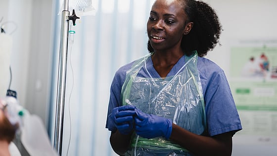 Sjuksköterska i intensivvårdsmiljö. Foto: Daniel Josefsson