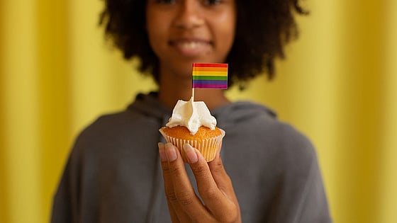 Cupcake med en regnbågsflagga