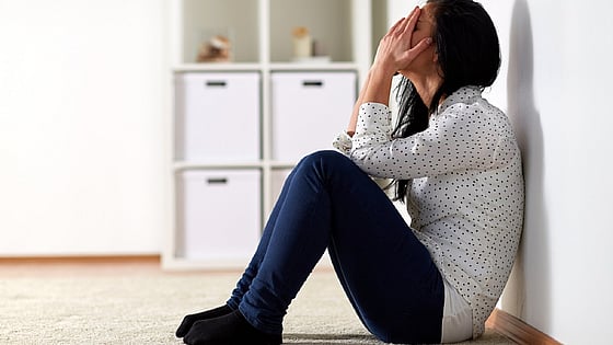 Kvinna som sitter och gråter på golvet. Foto: Mostphotos.