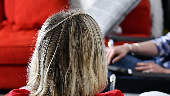 Bild på kvinna bakifrån. Foto: Mostphotos.