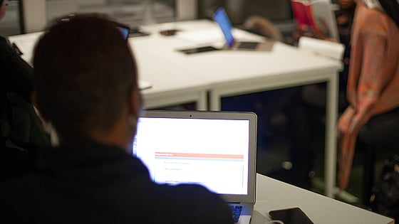 Student vid dator. Foto: RKH