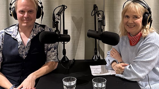 Tommy Carlsson, docent och lektor vid Röda Korsets Högskola och Gabriella Ahlström, journalist.