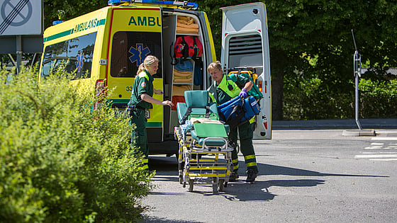 Ambulanspersonal under en hjälpinsats. Foto: Michael Folmer/Mostphotos