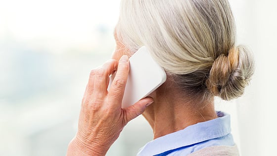 Äldre kvinna som pratar i mobiltelefon. Foto: Mostphotos