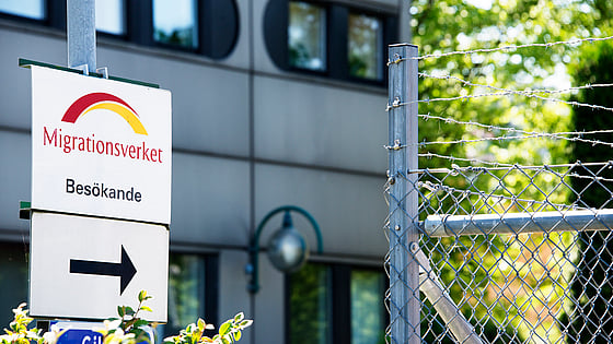 Skylt som visar till migrationsverket. Foto: Mostphotos