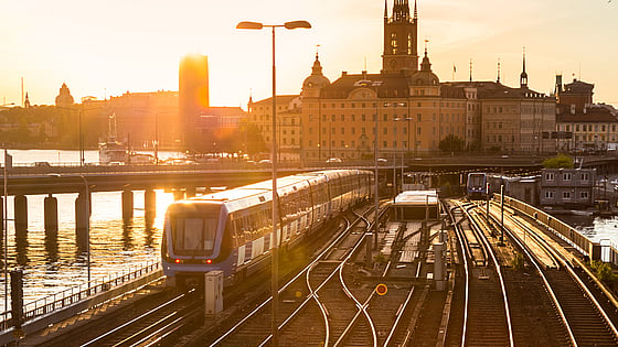 Tunnelbanetåg som åker över en bro i Stockholm. Foto: Mostphotos