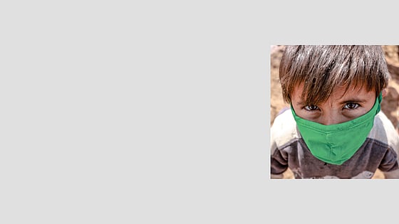 Bild av liten pojke med munskydd.