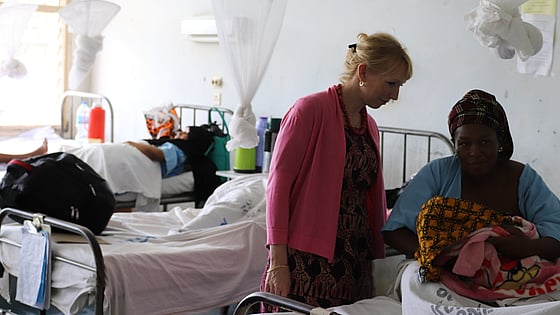 Gunilla Björling med patient på Kilimanjaro Christian Medical University College. Foto:Privat