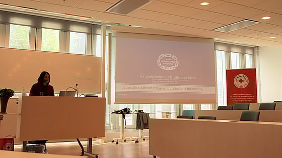 Svensk sjuksköterskeförenings ordförande Oili Dahl föreläste för specialistsjuksköterskestudenter vid Röda Korsets Högskola. Foto:RKH