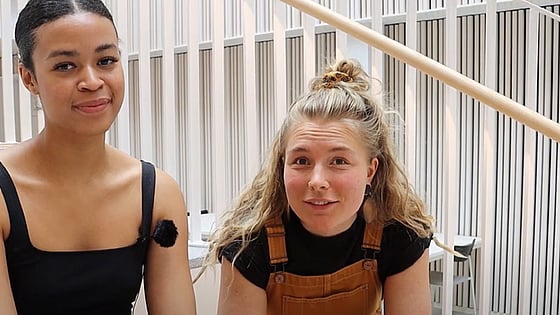 Emma och Hanna, tidigare studenter vid Röda Korsets Högskola. Foto: RKH