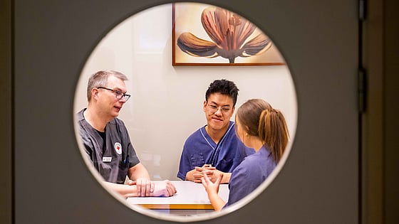 Studenter i samtal med lärare. Foto: Jenny Frejing