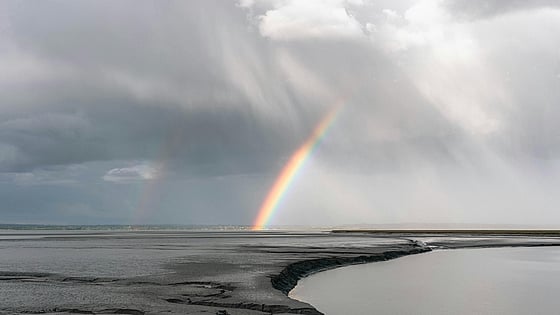 Regnbåge över vattnet