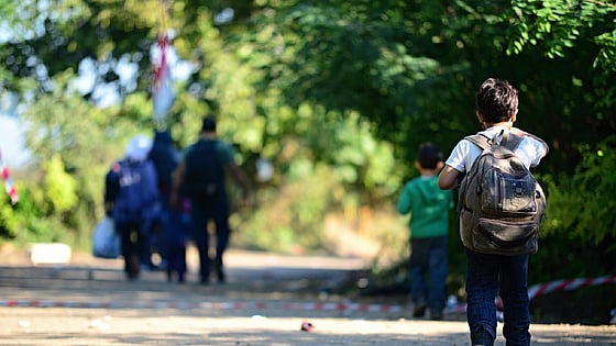 Flyktingar som går på en väg. Foto:Mostphotos