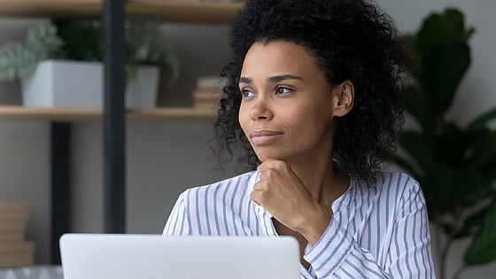 Kvinna som arbetar på sin laptop. Foto: Mostphotos.