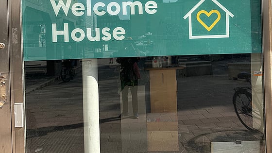 Skylt för Welcome House