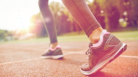 Kvinna som springer utomhus. Foto: Mostphotos