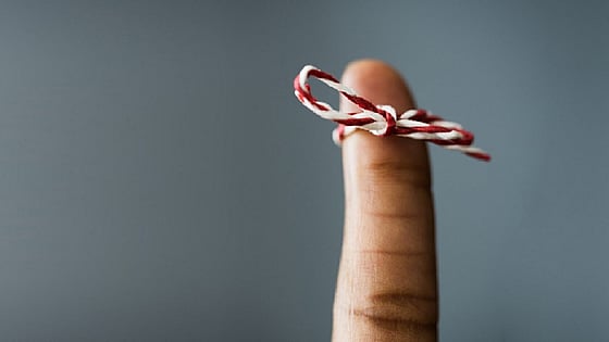 Ett finger med ett snöre knutet runt